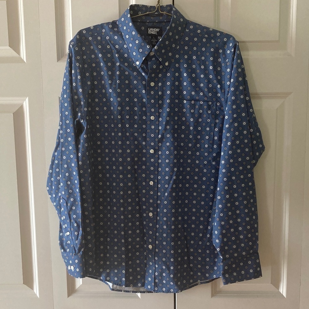Lands End mens casual button down shirt LG medallion print on blue background